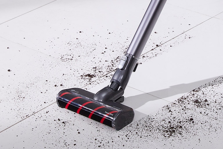 Trois images alignées : la première présente l’aspirateur en train d’aspirer de la saleté sur une surface dure, la deuxième présente les brosses d’aspiration sur un tapis et la troisième présente le Power Punch sur la literie.